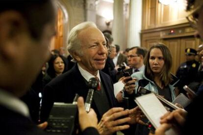 El senador demócrata Joe Lieberman atiende a la prensa tras la votación en el Senado.