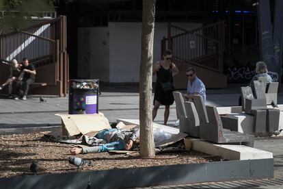 Una persona duerme en los jardines de la Plaza Sant Josep.