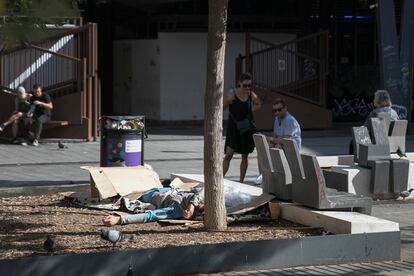 Una persona duerme en los jardines de la Plaza Sant Josep. 