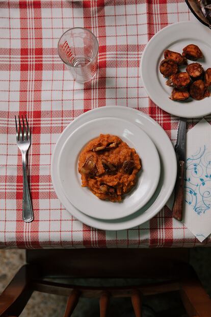 Las patatas revolconas, un plato típico de los pueblos de Salamanca. También se pueden probar las populares chichas o las patatas moradas que cultivan los vecinos. 