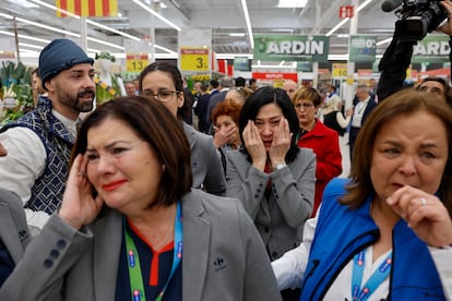 Empleadas y clientas del hipermercado Carrefour del centro comercial de Alfafar reaccionan durante la reapertura este martes tras reparar los da?os que caus la dana del 29 de octubre.