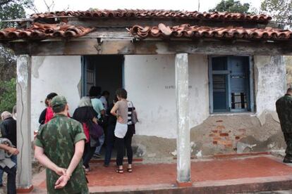 Ex-presos políticos entram em casa usada como local de tortura.