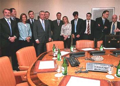 Los integrantes del Pacto Antiterrorista, al comienzo de la reunión de ayer, celebrada en el Congreso de los Diputados.