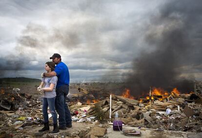 Michael Stanek abraza a su hija Kennedy durante los trabajos de desescombro de una casa, tras el paso de un tornado en Vilonia, Arkansas (EE UU), el 30 de abril de 2014.