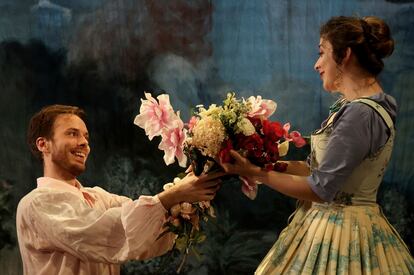 Menico (Xavier Hertherington) entrega un ramo de flores a Sandrina (Rosa María Ávila).