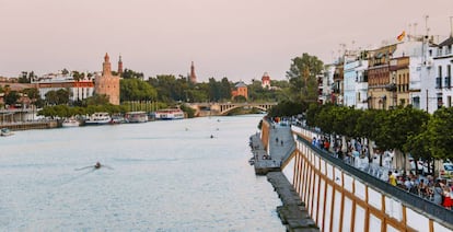 Vista de la calle Betis, a la derecha, en el barrio de Triana, junto al Guadalquivir. Al fondo, la Torre del Oro de SEvilla.