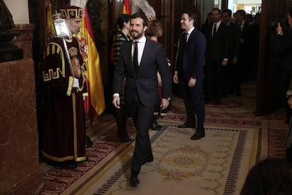 Pablo Casado, tras saludar a las presidentas del Congreso y el Senado. Tras él, Teodoro García Egea.