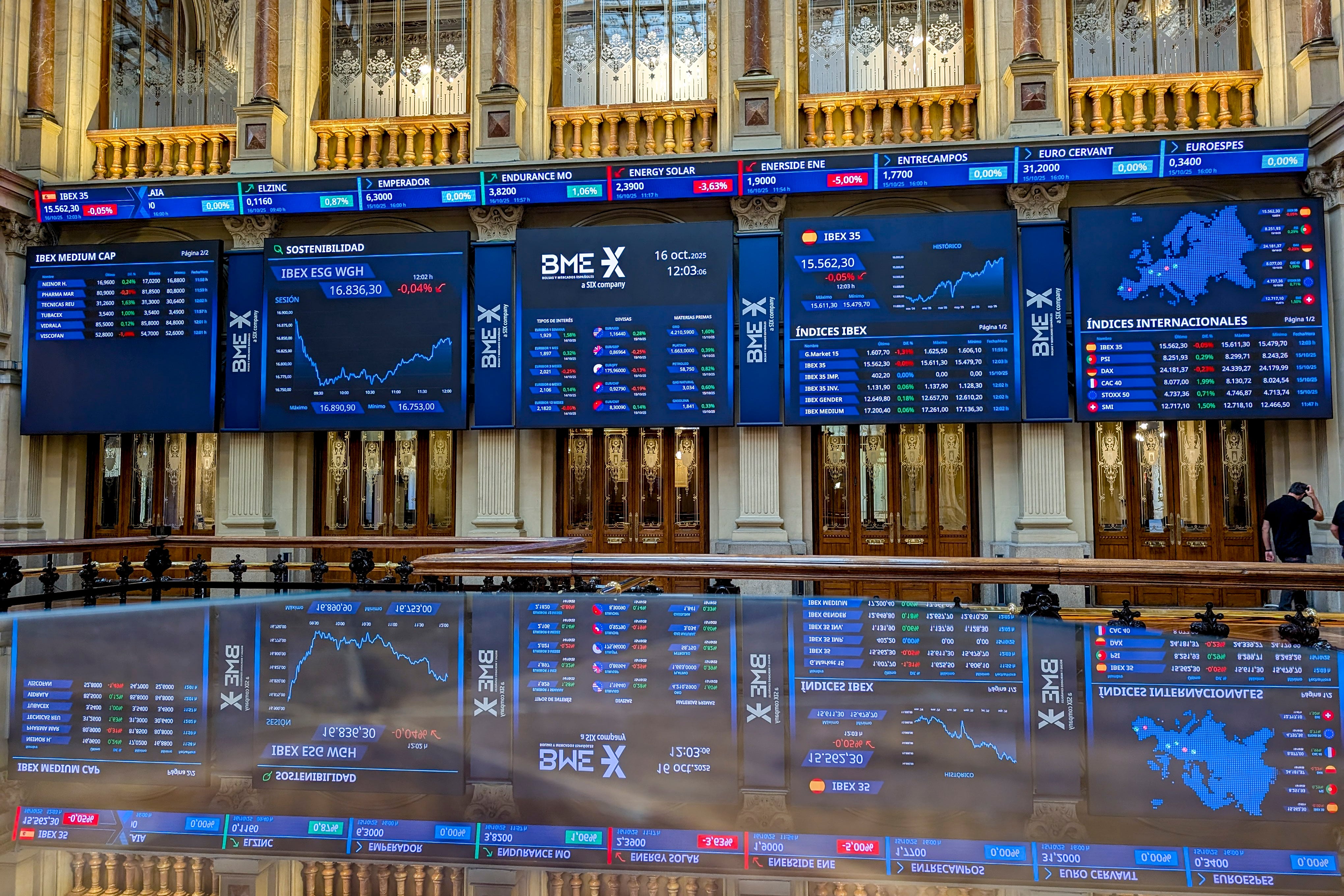 Paneles del Ibex 35 en la Bolsa de Madrid