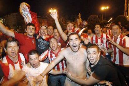 Centenares de aficionados celebraron en la fuente de Neptuno el pase del Atlético de Madrid a la final de la Liga Europa.