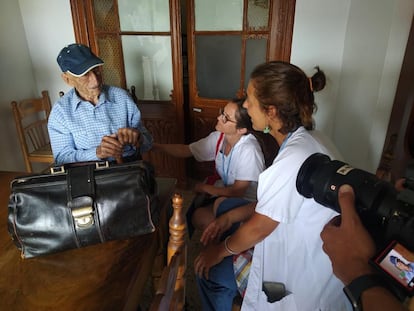 Dos profesionales de atención primaria durante una visita a domicilio a un paciente, durante el rodaje de 'Històries de la Primária".