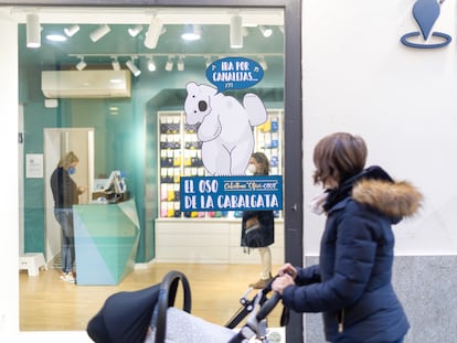 Una tienda de calcetines de Pepe Pinreles en Cádiz en la que se anuncia el diseño basado en el oso perjudicado de la cabalgata de Cádiz.
