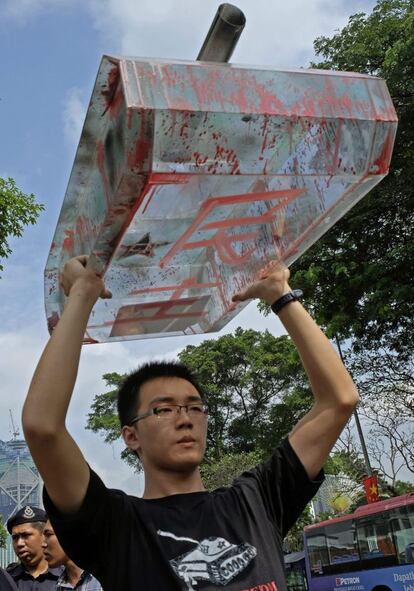 Manifestantes protestan ante la embajada china con motivo del 25 aniversario de la matanza de Tiananmen en Kuala Lumpur (Malasia).