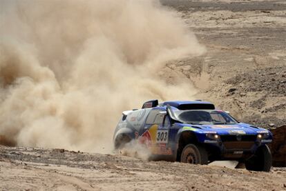 Carlos Sainz pilota su Race Touareg durante la segunda etapa del Dakar.