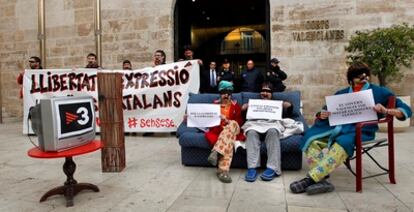 Varios colectivos han protestado frente a las Cortes Valencianas por el cese de las emisiones de TV3.
