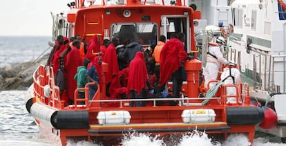 Un grupo de inmigrantes llega al puerto de Almer&iacute;a, el pasado junio.