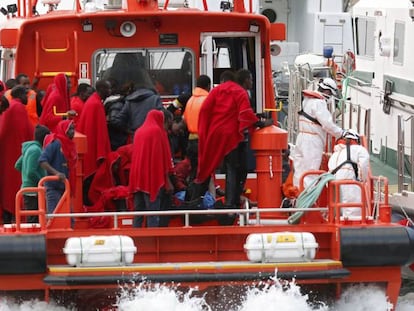 Un grupo de inmigrantes llega al puerto de Almer&iacute;a, el pasado junio.