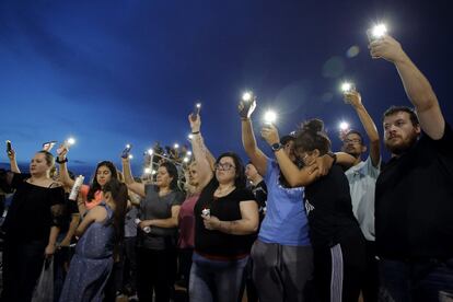 Varias personas levantan sus teléfonos móviles durante una vigilia por las víctimas del tiroteo en El Paso, Texas, el 4 de agosto de 2019. 