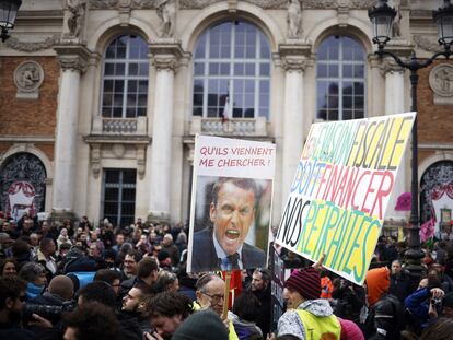 Un grupo de personas se manifiesta contra la reforma del sistema de pensiones que planifica el gobierno francés, el 30 de enero en París (Francia).