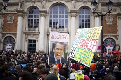 Un grupo de personas se manifiesta contra la reforma del sistema de pensiones que planifica el gobierno francés, el 30 de enero en París (Francia).