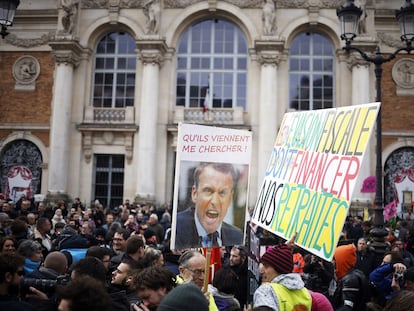 Un grupo de personas se manifiesta contra la reforma del sistema de pensiones que planifica el gobierno francés, el 30 de enero en París (Francia).