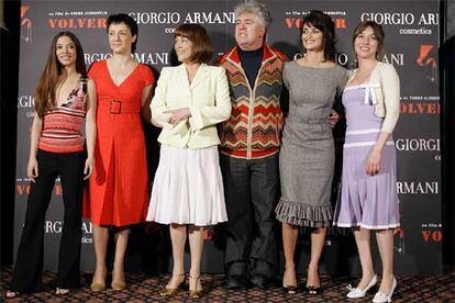 El director de <i>Volver</i>, Pedro Almodóvar, posa con las protagonistas de la película, en el cine Avenida de Madrid.