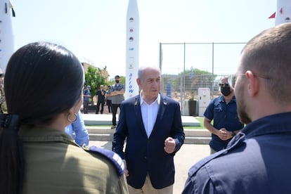 El primer ministro israelí, Benjamín Netanyahu, este lunes durante una visita a la fuerza aérea.