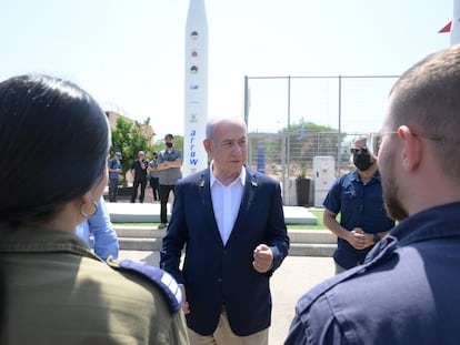 El primer ministro israelí, Benjamín Netanyahu, este lunes durante una visita a la fuerza aérea.
