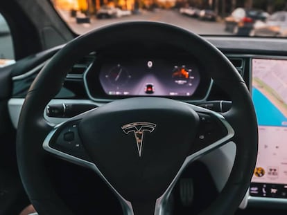 Interior de un vehículo Tesla.