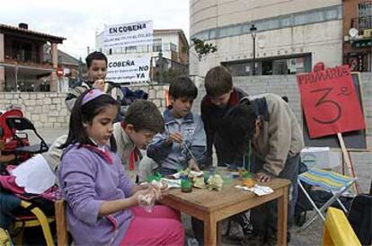 Varios niños, durante el "simulacro de clases" celebrado en Cobeña (Madrid) para protestar por el hacinamiento de los alumnos en el colegio de la localidad.