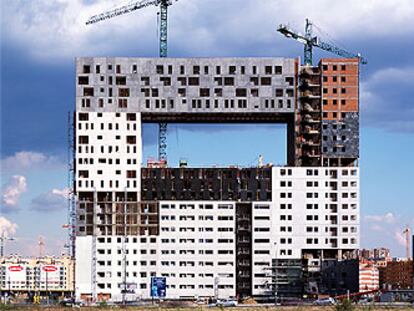 Bloque   realizado por el grupo   MVRDV junto con Blanca Lleó, en Sanchinarro

Viviendas en el ensanche de Carabanchel de Morphosis junto con Díaz-Urgorri.