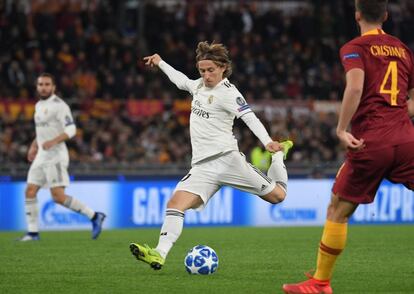 El jugador del Real Madrid, Luka Modric, chuta a puerta en un momento del partido.