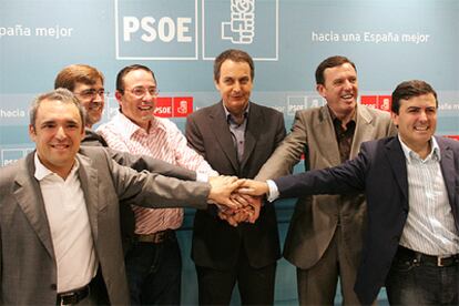 Zapatero, con cinco candidatos autonómicos. De izquierda a derecha: Rafael Simancas (Madrid), Francesc Antich (Baleares), Juan Francisco Marínez-Aldama (La Rioja), Joan Ignasi Pla (Valencia) y Pedro Saura (Murcia)