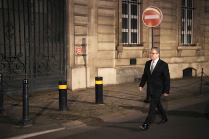 El primer ministro británico, Keir Starmer, camina cerca de la embajada británica, después de una reunión informal de líderes de países clave de la Unión Europea y del Reino Unido, en París.