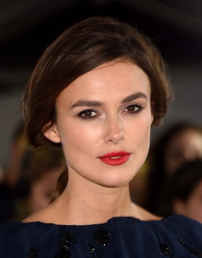 Aunque la británica suele apostar por maquillajes naturales que dan protagonismo a sus ojos, también es frecuente verla con labios rojos. En la imagen, durante la premiere de su película Laggies (que también cuenta con el aplauso de la crítica) en el Festival de Cine de Toronto.