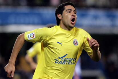 Juan Román Riquelme celebra el segundo gol de su equipo frente al Alavés durante el partido en El Madrigal.