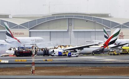 Vista del avión de la compañía Emirates Airlines procedente de la India tras sufrir un accidente al aterrizar en el Aeropuerto Internacional de Dubái (Emiratos Árabes Unidos).