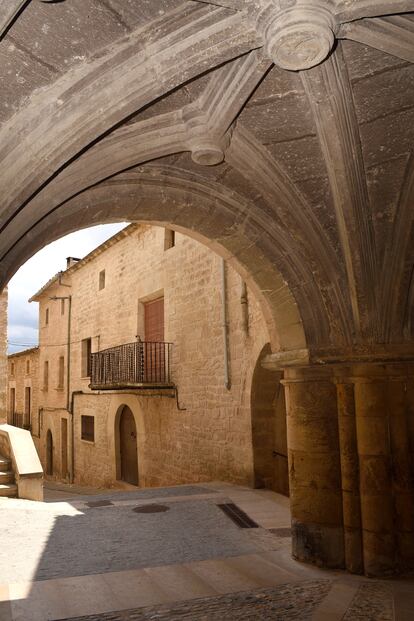 Arcada gótica en el centro histórico del pueblo turolense de Calaceite.  