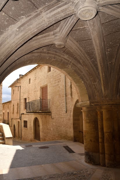 Arcada gótica en el centro histórico del pueblo turolense de Calaceite.  