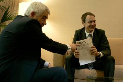 Zapatero sostiene un ejemplar del BOE con el texto del Estatut que ha sido refrendado por el rey, durante la reuni&oacute;n con el presidente de la Generalitat Pasqual Maragall, el 27 de julio de 2006.