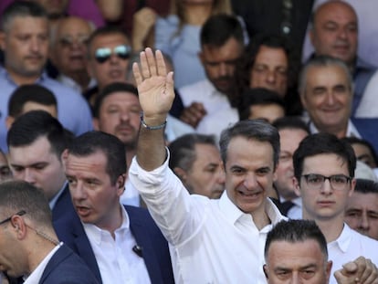 El líder de Nueva Democracia, Kyriakos Mitsotakis, saluda a sus seguidores.
