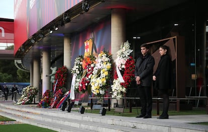 Coronas de flores por el fallecimiento de José Luis Núñez. 