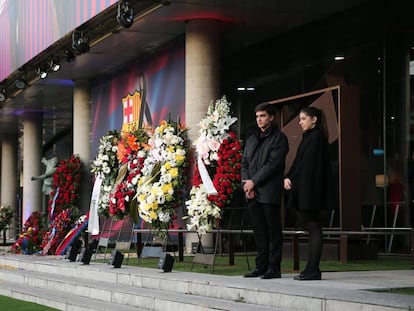 Coronas de flores por el fallecimiento de José Luis Núñez. 