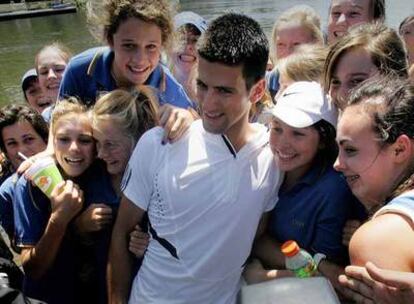 Novak Djokovic, rodeado de seguidoras en Melbourne.