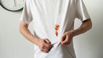 Un hombre con la camiseta sucia.