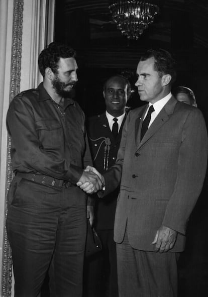 El dirigente cubano Fidel Castro estrecha la mano del vicepresidiente estadounidense Richard Nixon, en Washington, el 19 de abril de 1959.