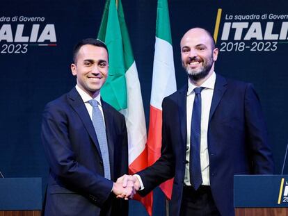 El l&iacute;der del Movimiento 5 Estrellas, Luigi di Maio (izquierda), con Andrea Roventini, candidato al ministerio de Econom&iacute;a. 
 