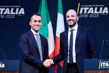 El líder del Movimiento 5 Estrellas, Luigi di Maio (izquierda), con Andrea Roventini, candidato al ministerio de Economía.
