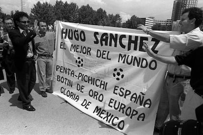Hugo Sánchez junto a unos aficionados en 1997