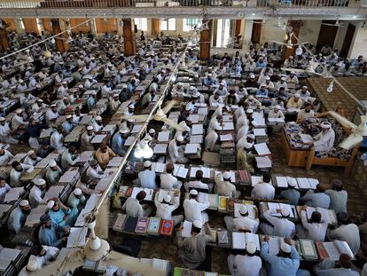 Cientos de alumnos acuden a una clase el pasado 11 de septiembre en la madrasa Haqqania, cerca de Peshawar (Pakistán).