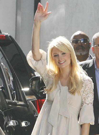 Paris Hilton, que acaba de salir recientemente de la cárcel, condenada por violar la liberatad condicional tras conducir bajo los efectos del alcohol, no quiere que a sus fans les ocurra lo mismo. Por eso, la heredera del imperio hotelero les ha aconsejó en su página web que "no bebieran y fueran responsables" durante las celebraciones del 4 de julio.